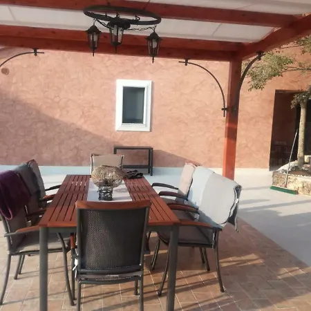 Vila Vila Bernard *